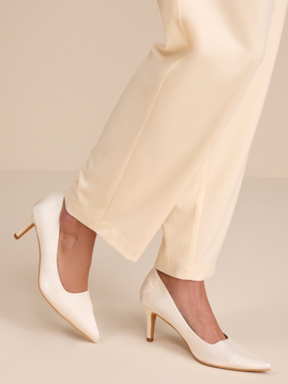 Lulus Salone White Satin Jacquard Pointed-toe Pumps - Size 9